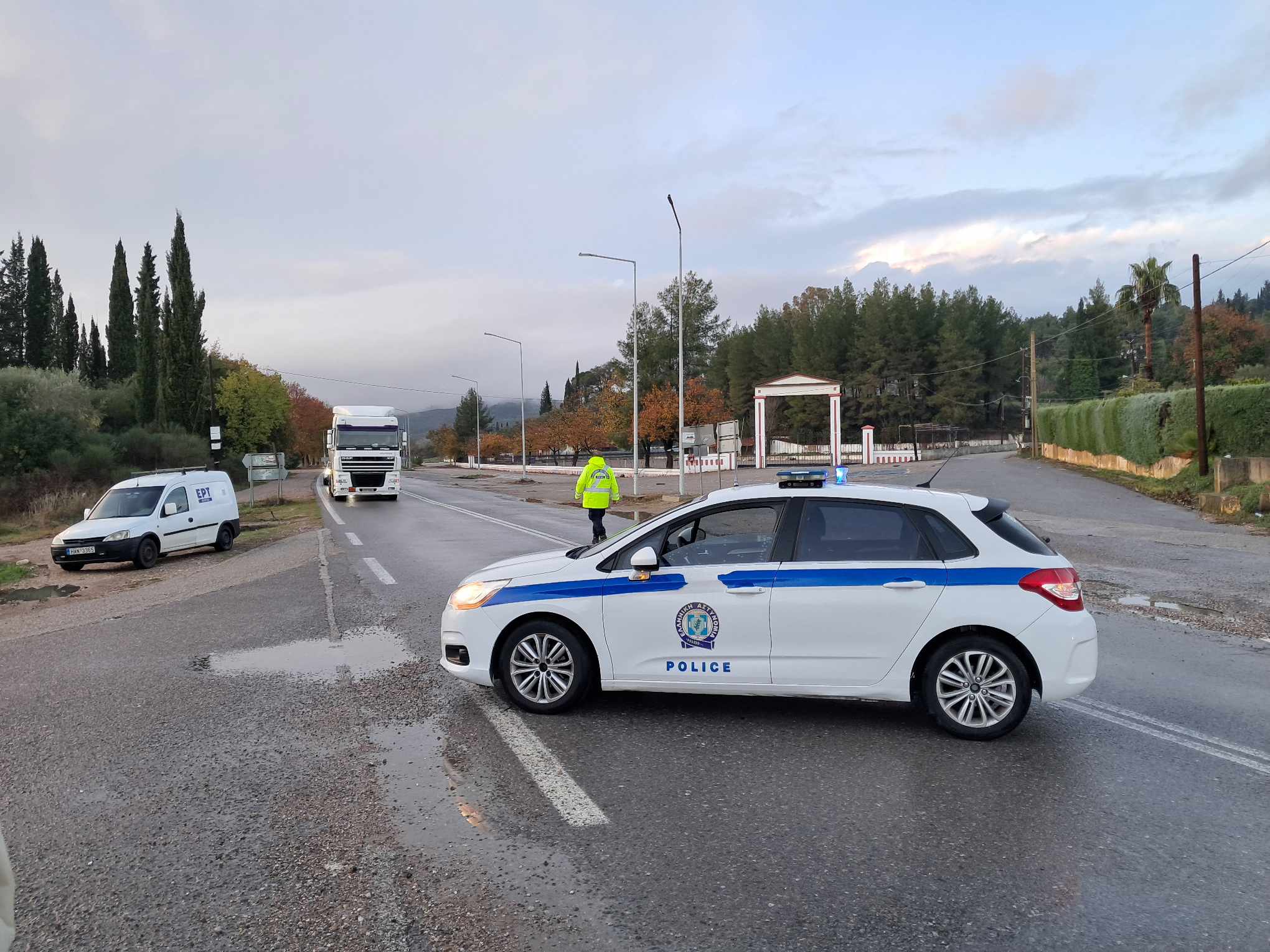 Διεκόπη η κυκλοφορία στην εθνική οδό Πύργου-Ολυμπίας – Πλημμυρικά φαινόμενα στο Στρέφι