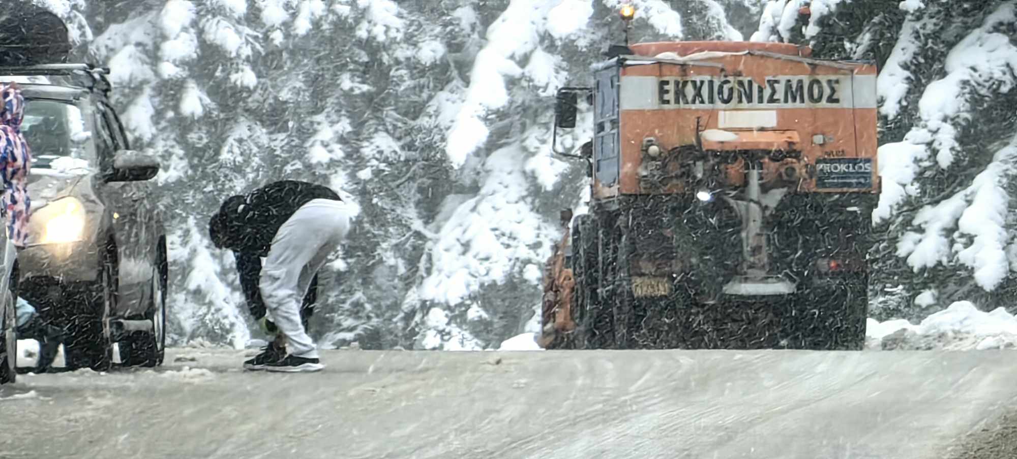 Καλάβρυτα: Ανοιχτός ο δρόμος για το χιονοδρομικό – Χιλιάδες επισκέπτες (video)