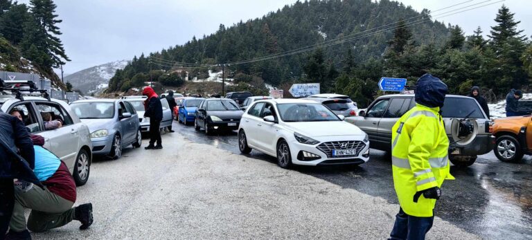Καλάβρυτα: Έκλεισε προσωρινά ο δρόμος προς το χιονοδρομικό – Ουρές αυτοκινήτων (video)