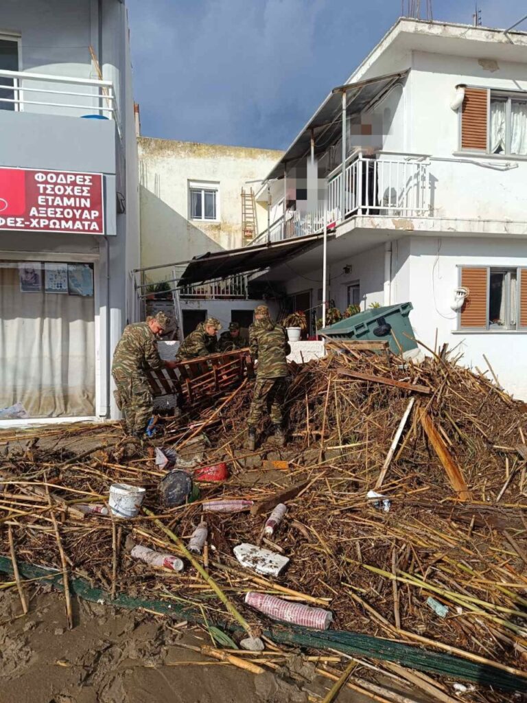 Η εικόνα μετά το “χτύπημα” της Bora: Στον αέρα κρέμεται ξενοδοχείο στο Φαληράκι – Κατέρρευσε τμήμα μπαλκονιού στον ΟΑΕΔ