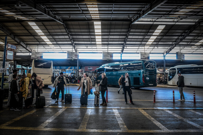 Κορυφώνεται η έξοδος για τα Χριστούγεννα σε ΚΤΕΛ και εθνικές οδούς – Τι πρέπει να προσέξουν οι οδηγοί, συστάσεις για αλυσίδες