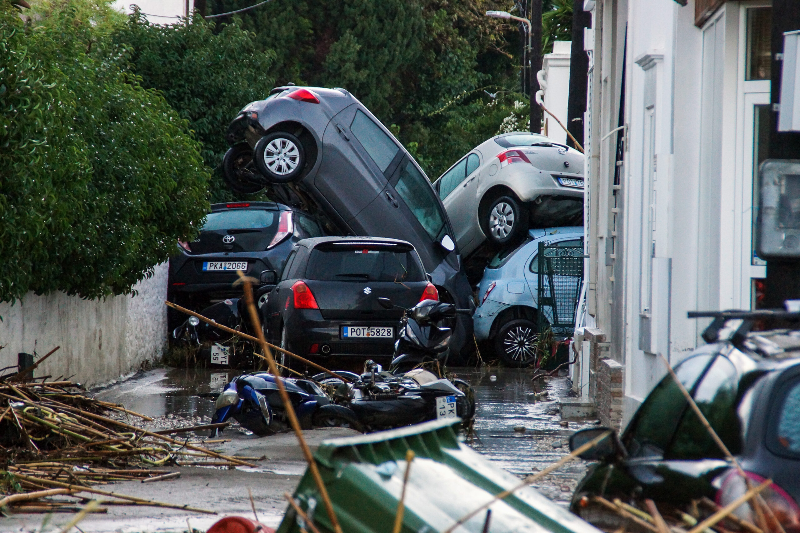 Εικόνες καταστροφής από τις πλημμύρες σε Λήμνο και Ρόδο