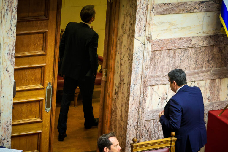 Αποχώρησε από τη Βουλή λόγω πόνου στη μέση ο Κ. Μητσοτάκης