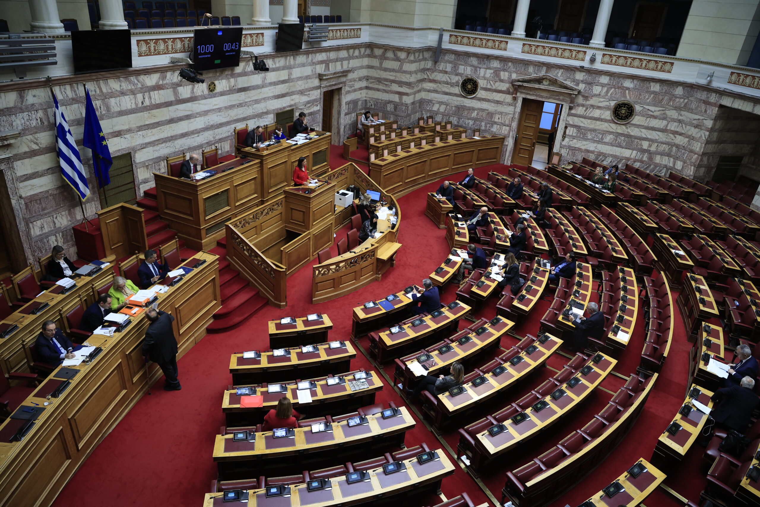 Σε εξέλιξη η συζήτηση για τον προϋπολογισμό: Αντιπαράθεση κυβέρνησης – αντιπολίτευσης για ακρίβεια, στεγαστικό και εργασιακά