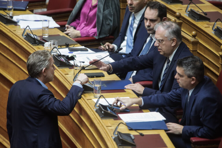 Δεύτερη μέρα συζήτησης επί του Προϋπολογισμού στη Βουλή – Υψηλοί τόνοι ανάμεσα σε Γερουλάνο και Θεοδωρικάκο