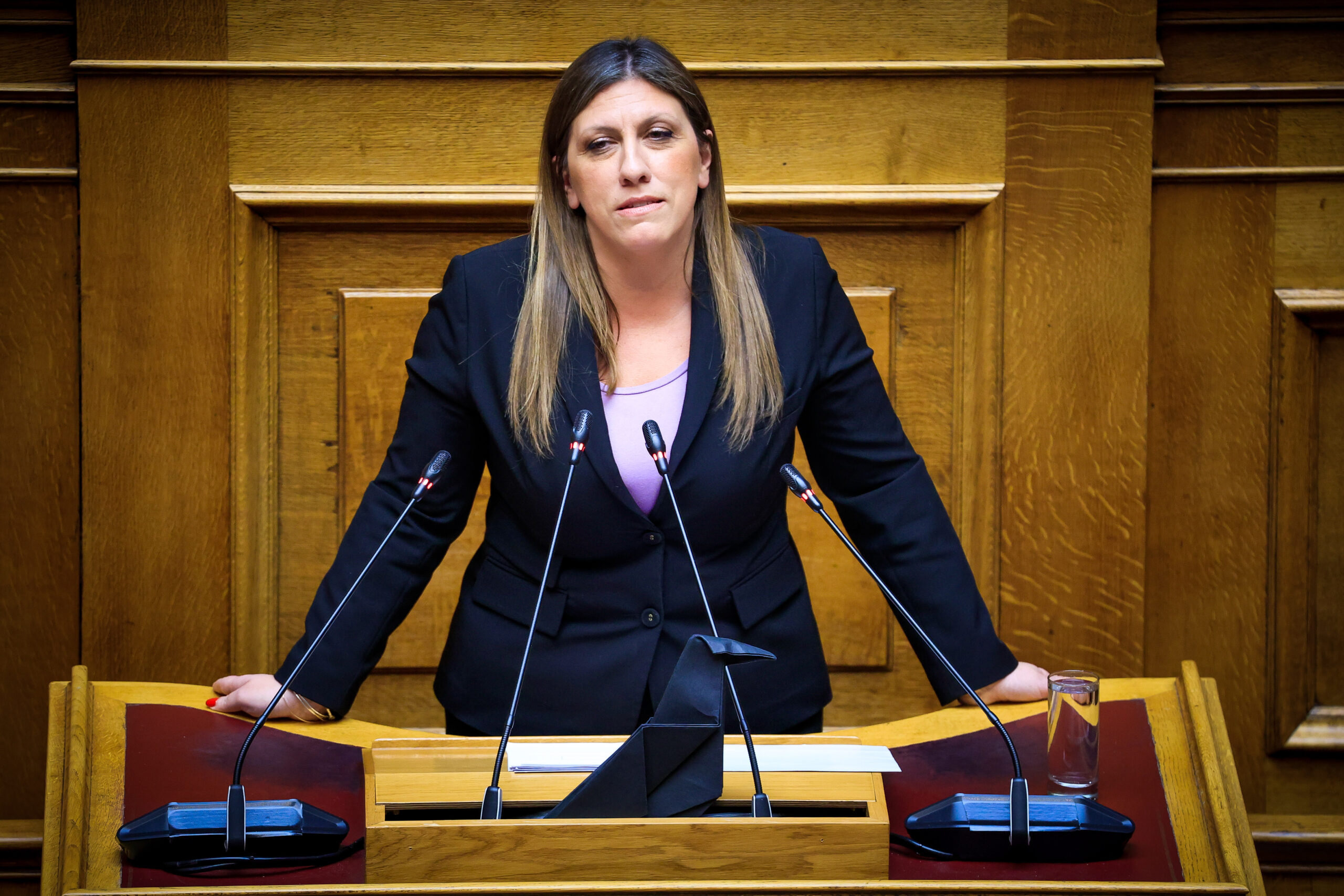 Η Ζωή Κωνσταντοπούλου άφησε ένα μαύρο κοράκι στο βήμα της Βουλής – Δείτε φωτογραφίες