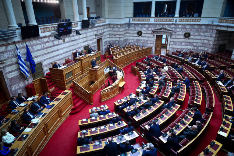 Σφοδρή αντιπαράθεση στη Βουλή με επίκεντρο την ψήφιση του προϋπολογισμού