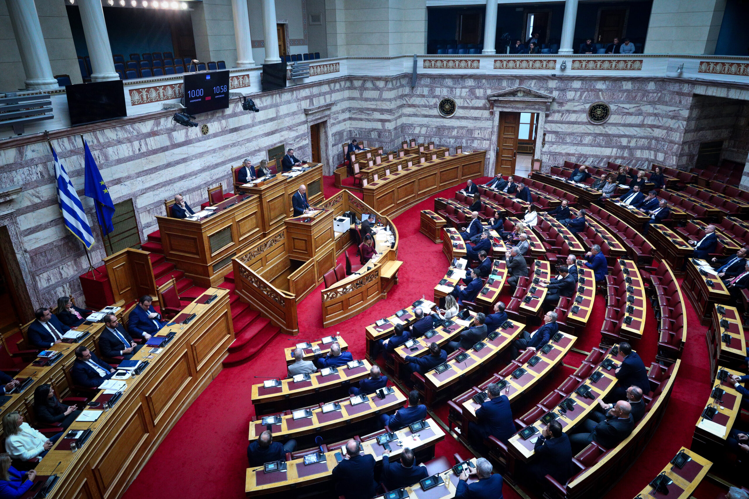 Σφοδρή αντιπαράθεση στη Βουλή με επίκεντρο την ψήφιση του προϋπολογισμού