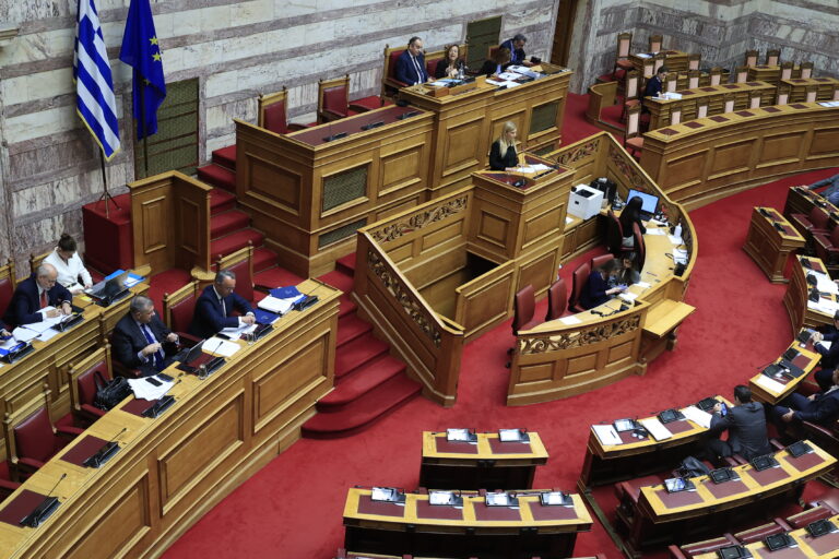 Στη Βουλή τα μέτρα για τράπεζες, φάρμακα και ένστολους – Τροπολογία του ΠΑΣΟΚ και ομιλία Φάμελλου