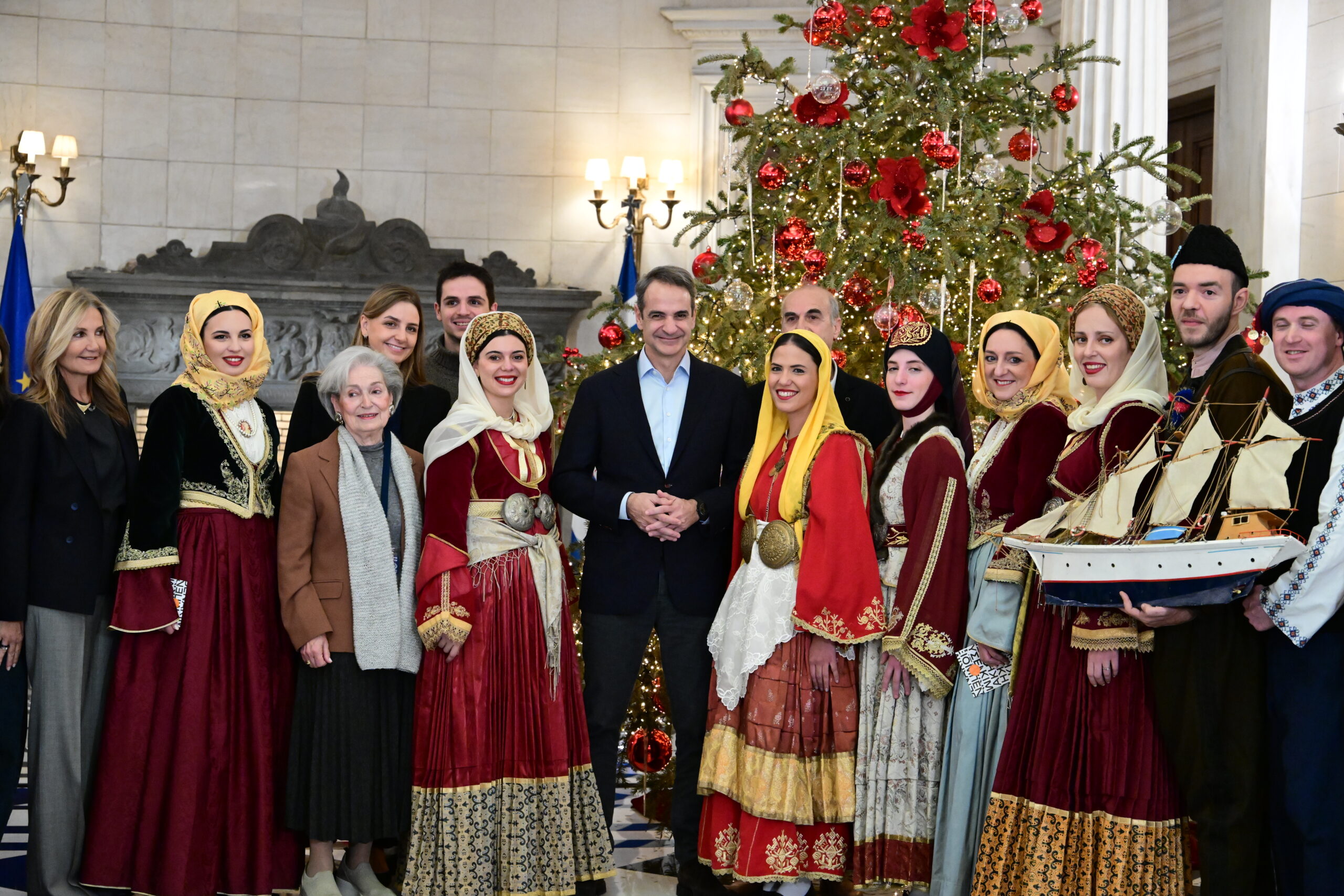 Τα κάλαντα στον πρωθυπουργό Κ. Μητσοτάκη από το Λύκειο Ελληνίδων