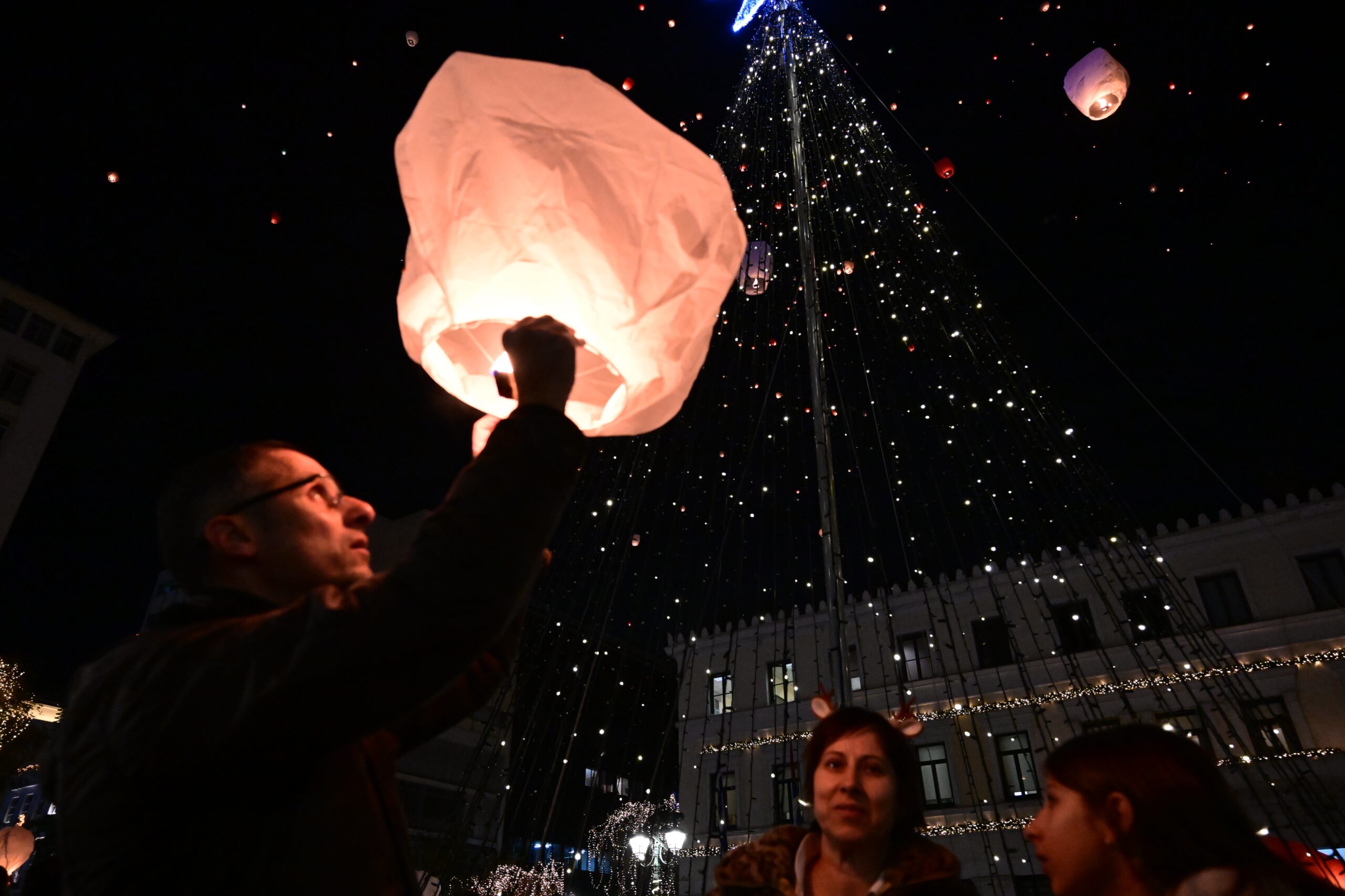 Γέμισε με φαναράκια ο αττικός ουρανός για την «νύχτα των ευχών» στην πλατεία Κοτζιά