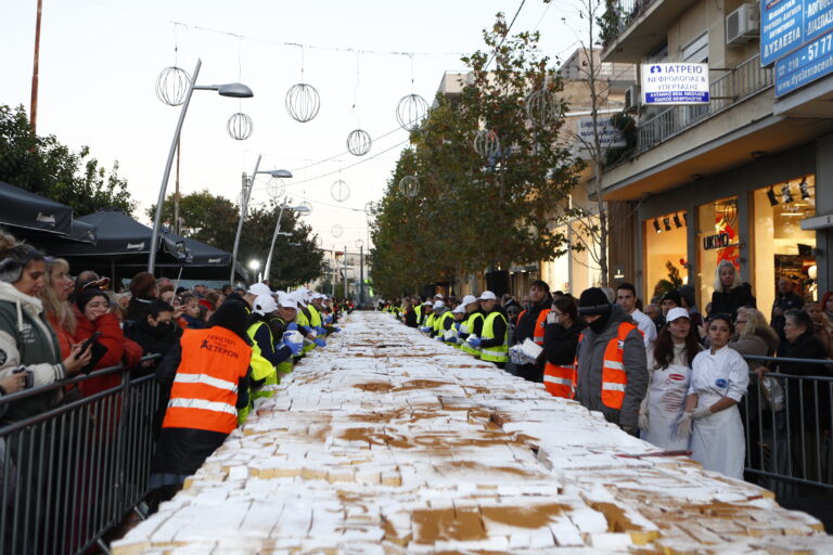 Βασιλόπιτα για Γκίνες στο Περιστέρι: Ζύγιζε 10  τόνους και ξεπέρασε τα 70.000 κομμάτια