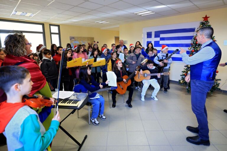 Τα μαθητές είπαν τα κάλαντα στον περιφερειάρχη Θεσσαλίας
