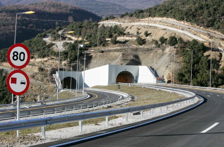 Ημαθία: Από ένα ρεύμα η κυκλοφορία σε σήραγγα της Εγνατίας Οδού λόγω πυρκαγιάς σε όχημα
