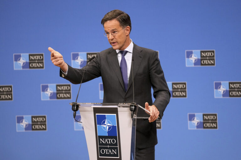 ΝΑΤΟ: Ο Ρούτε καλεί για ειρηνική μετάβαση της εξουσίας στη Συρία – Επικρίνει Ρωσία και Ιράν