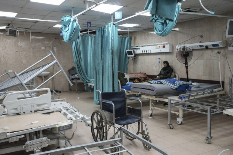Ο ισραηλινός στρατός αναγκάζει τους ασθενείς να εγκαταλείψουν νοσοκομείο στη βόρεια Γάζα, δήλωσαν υγειονομικοί