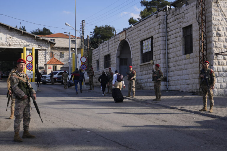 Σύνορα Λιβάνου – Συρίας: Συσσωρεύονται χιλιάδες εκτοπισμένοι Σύροι – Αποστολή ΕΡΤNews
