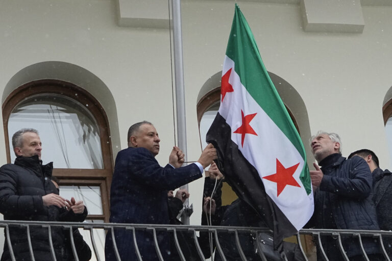Ρωσία: Η σημαία της συριακής αντιπολίτευσης υψώθηκε στη συριακή πρεσβεία στη Μόσχα