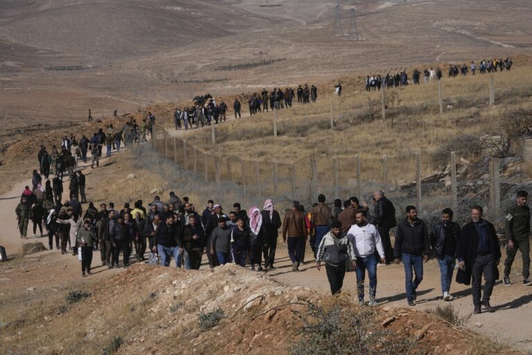 Η Βρετανία έχει αναστείλει την έκδοση αποφάσεων ασύλου για υποθέσεις από τη Συρία
