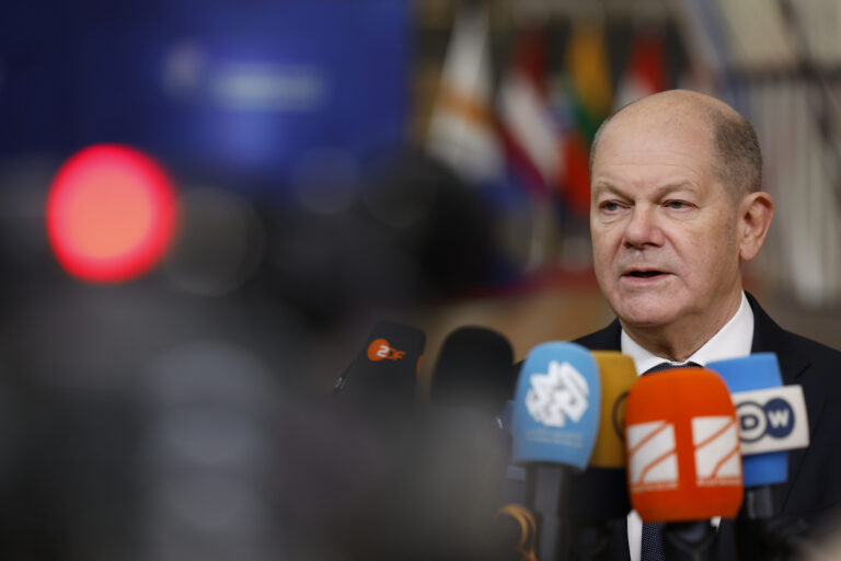 H Γερμανία καθ’ οδόν προς τις πρόωρες εκλογές υπό διπλό σοκ: Του αιματοβαμμένου Μαγδεμβούργου και της αιμορραγούσας οικονομίας
