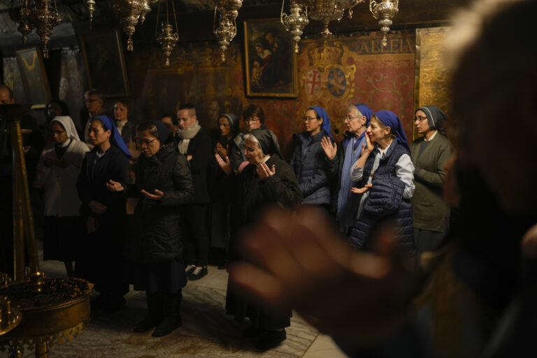 Χριστούγεννα στη σκιά του πολέμου: Το πένθος επισκιάζει τους εορτασμούς στα Παλαιστινιακά εδάφη – Κατάνυξη στη Βηθλεέμ