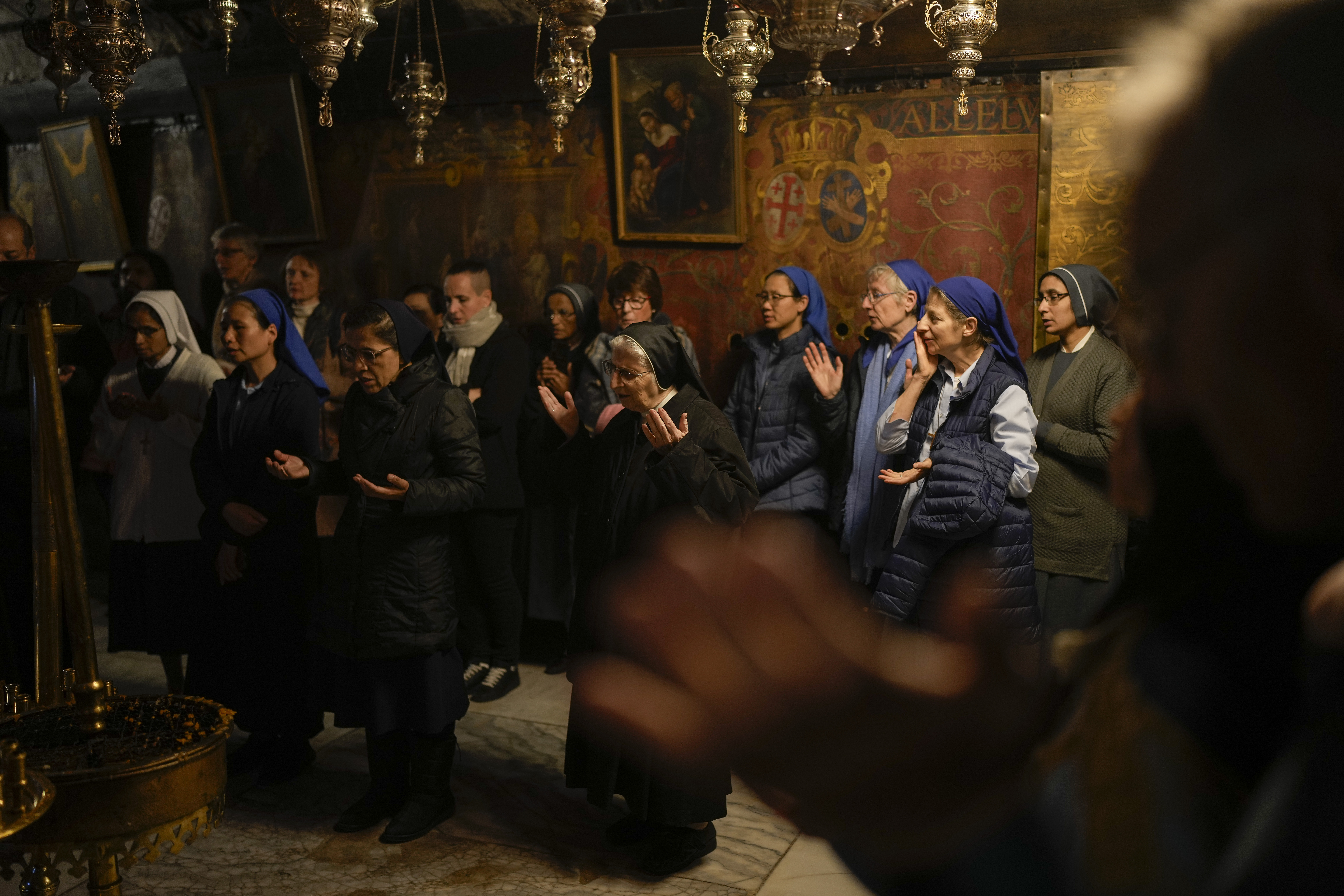 Χριστούγεννα στη σκιά του πολέμου: Το πένθος  επισκιάζει τους εορτασμούς στα Παλαιστινιακά εδάφη – Κλίμα κατάνυξης στο ναό της Γεννήσεως στη Βηθλεέμ