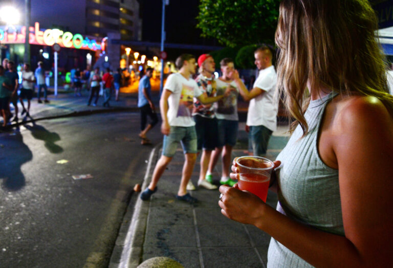 Drunkorexia: Ο φόβος αύξησης βάρους από τις θερμίδες του αλκοόλ