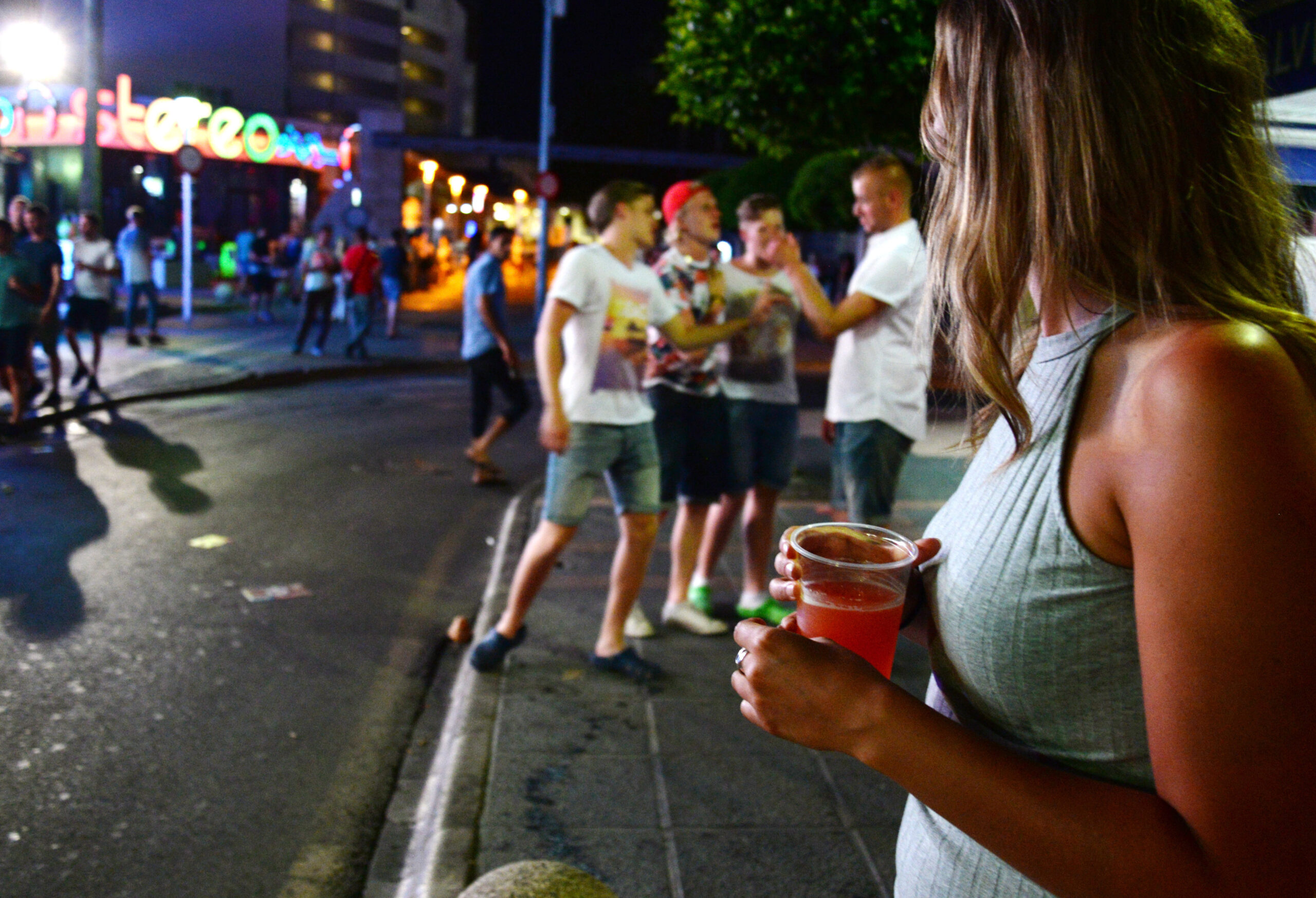 Drunkorexia: Ο φόβος αύξησης βάρους από τις θερμίδες του αλκοόλ