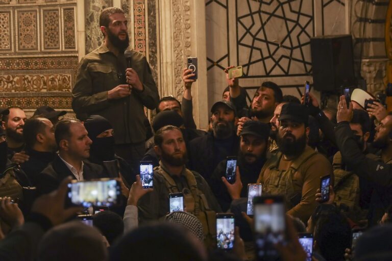 ΗΠΑ – Βρετανία: Σκέψεις να πάψουν να θεωρούν τρομοκρατική οργάνωση τη Χαγιάτ Ταχρίρ αλ Σαμ
