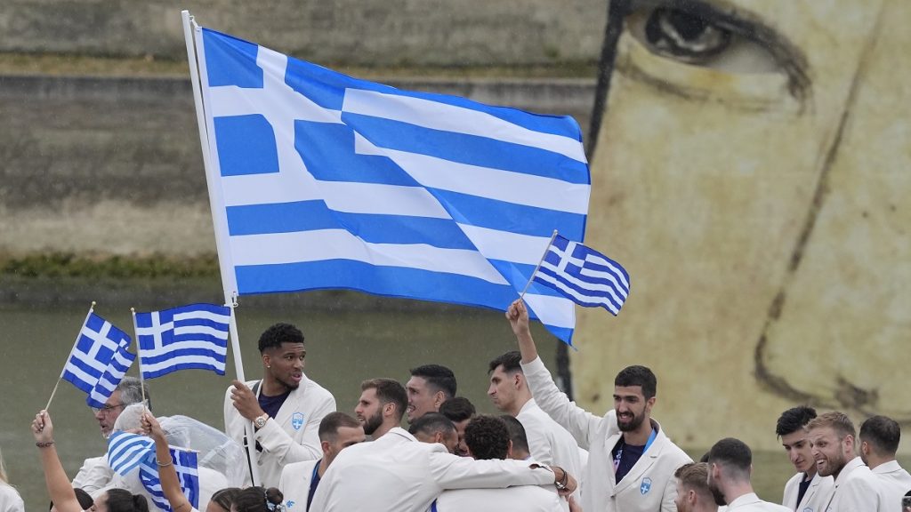 Αντετοκούνμπο: «Ελπίζω να κρατήσω ξανά την ελληνική σημαία σε Ολυμπιακούς Αγώνες»