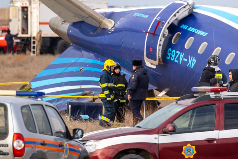 Azerbaijan Airlines: Ο πρόεδρος Ιλχάν Αλίεφ δήλωσε ότι το αεροσκάφος δέχθηκε πυρά από το έδαφος στην Ρωσία