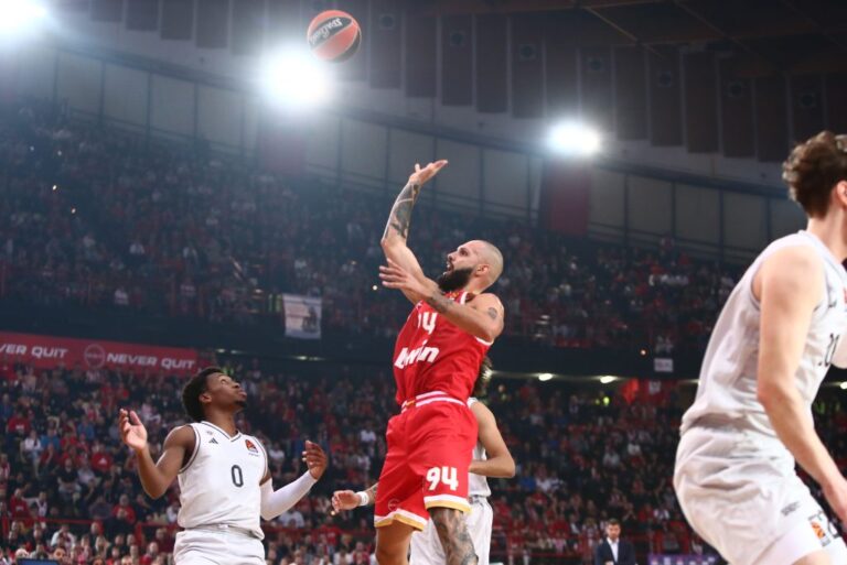 Euroleague: Ο Ολυμπιακός επέστρεψε από το -20, όμως στο τέλος η Παρί πέρασε με 96-90 από το ΣΕΦ