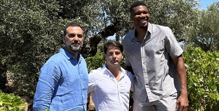 Στην οικογένεια Αντετοκούνμπο το Village Cinema Ρέντη – «Επενδύω σε μια γειτονιά που πέρασα τα παιδικά μου χρόνια», λέει ο Giannis