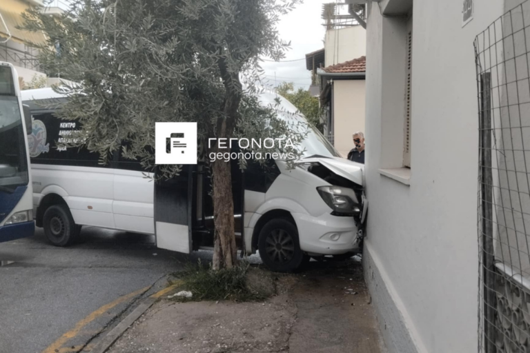 Βόλος: Όχημα μεταφοράς μαθητών ΑμεΑ έπεσε σε σπίτι αφού παραβίασε πινακίδα STOP
