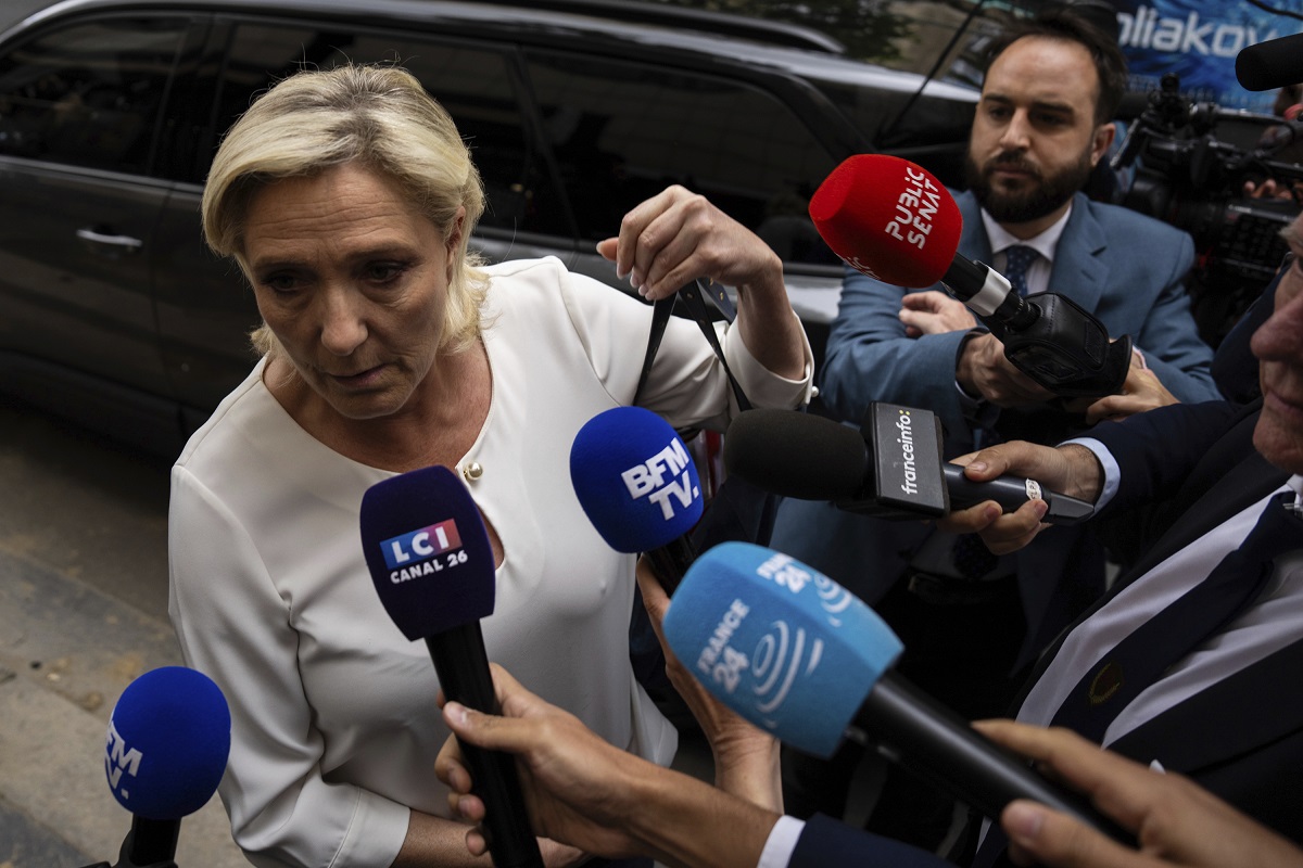 Μαρίν Λεπέν: Προετοιμάζεται για πρόωρες προεδρικές εκλογές – «Η θητεία του Μακρόν στην προεδρία έχει σχεδόν τελειώσει»