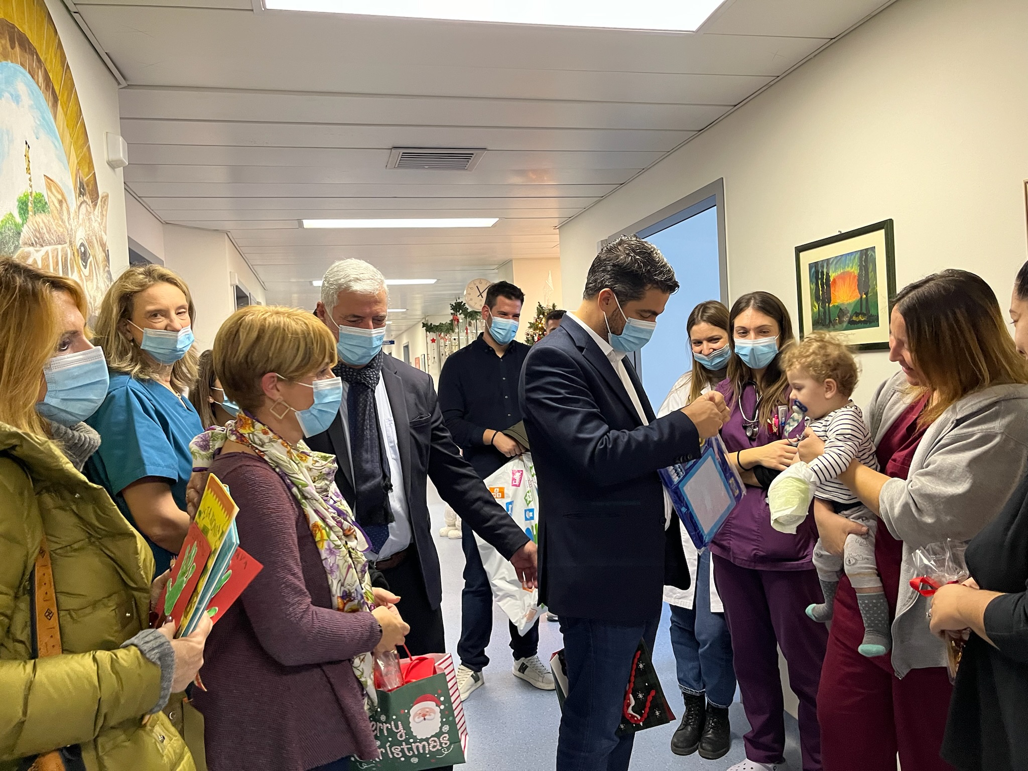 Δώρα και ευχές στην Παιδιατρική του Νοσοκομείου Χανίων από τον Δήμαρχο, Π. Σημανδηράκη