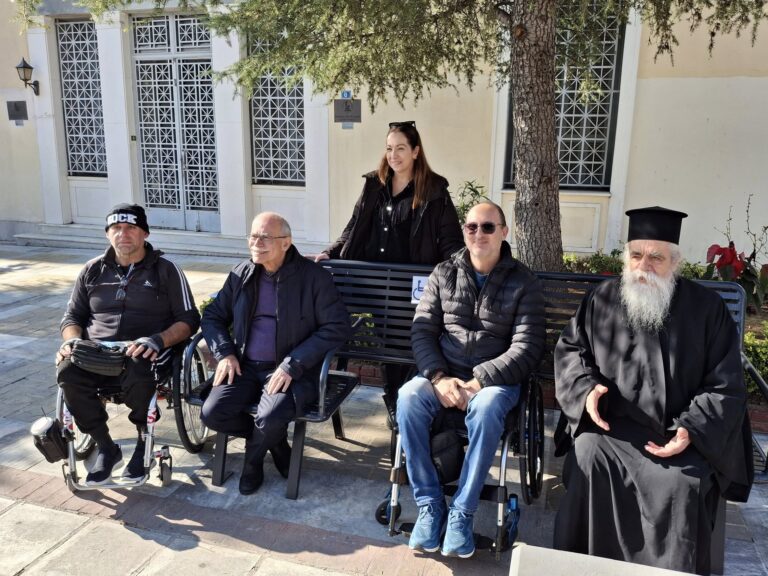 Ηλεία: Πρωτότυπο παγκάκι για ΑμεΑ στον Πύργο
