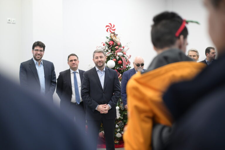 Χριστουγεννιάτικα κάλαντα στον Πρόεδρο του ΠΑΣΟΚ Ν. Ανδρουλάκη από τα παιδιά του Συλλόγου Ατόμων με Αναπηρίες «Nίκη – Victor Artant»