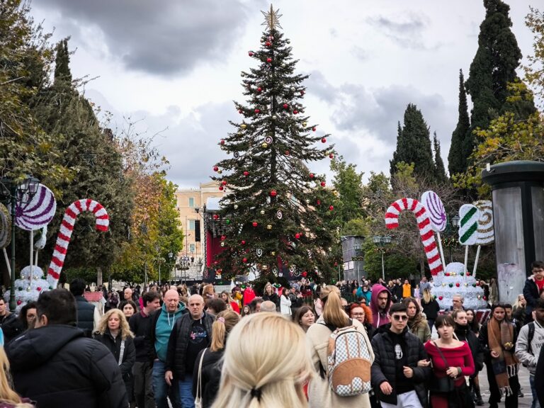 Με κάλαντα και ευχές τα τελευταία ψώνια πριν από τα Χριστούγεννα – Τι ώρα κλείνουν μαγαζιά και σούπερ μάρκετ