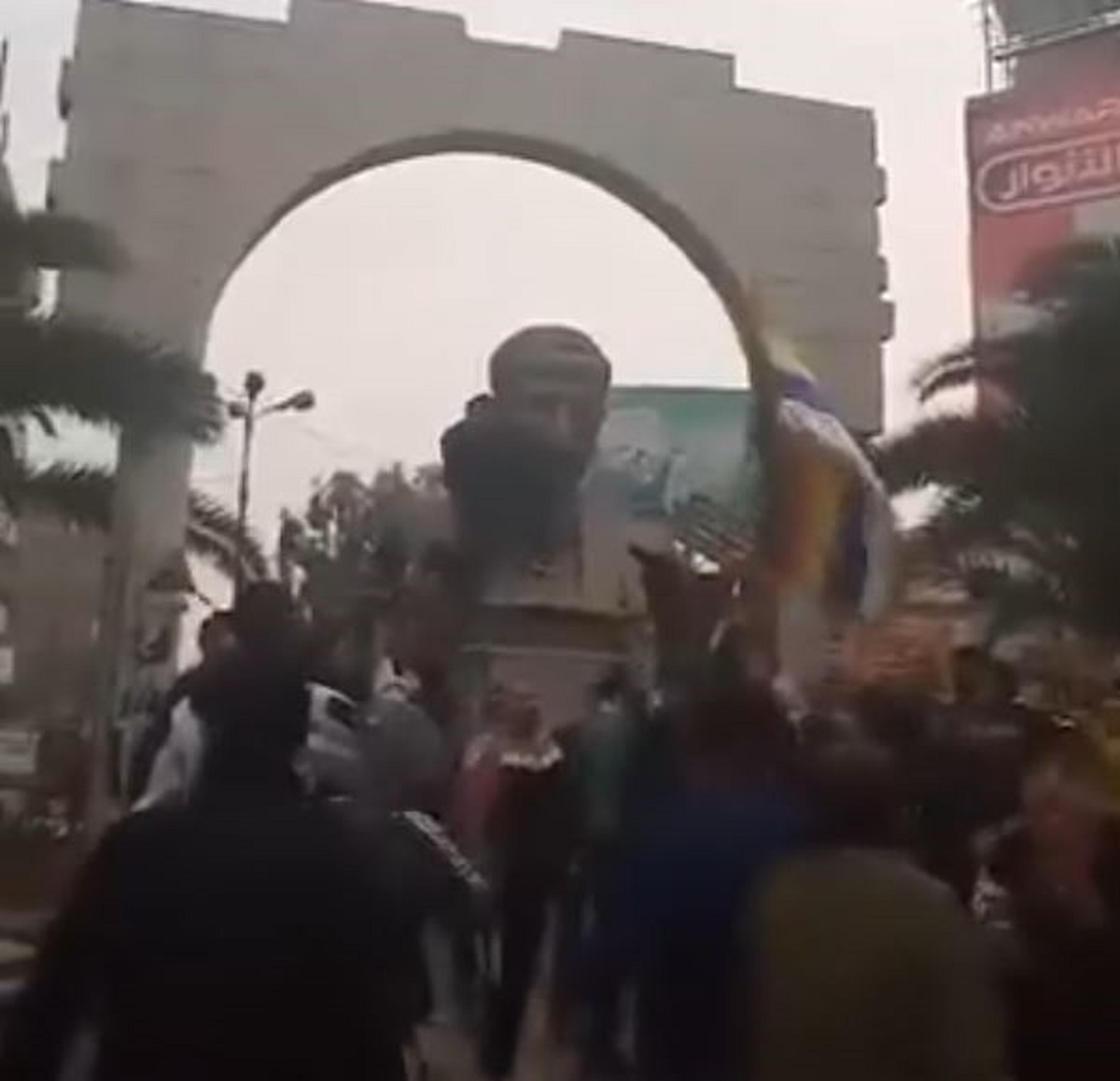Διαδηλωτές γκρέμισαν άγαλμα του Χαφέζ αλ Άσαντ στα προάστια της Δαμασκού – Ο πρόεδρος  παραμένει στην πρωτεύουσα