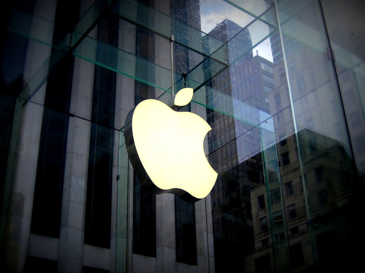 Η Apple κατηγορείται ότι φιμώνει τους εργαζόμενους και παρακολουθεί τα κινητά τους