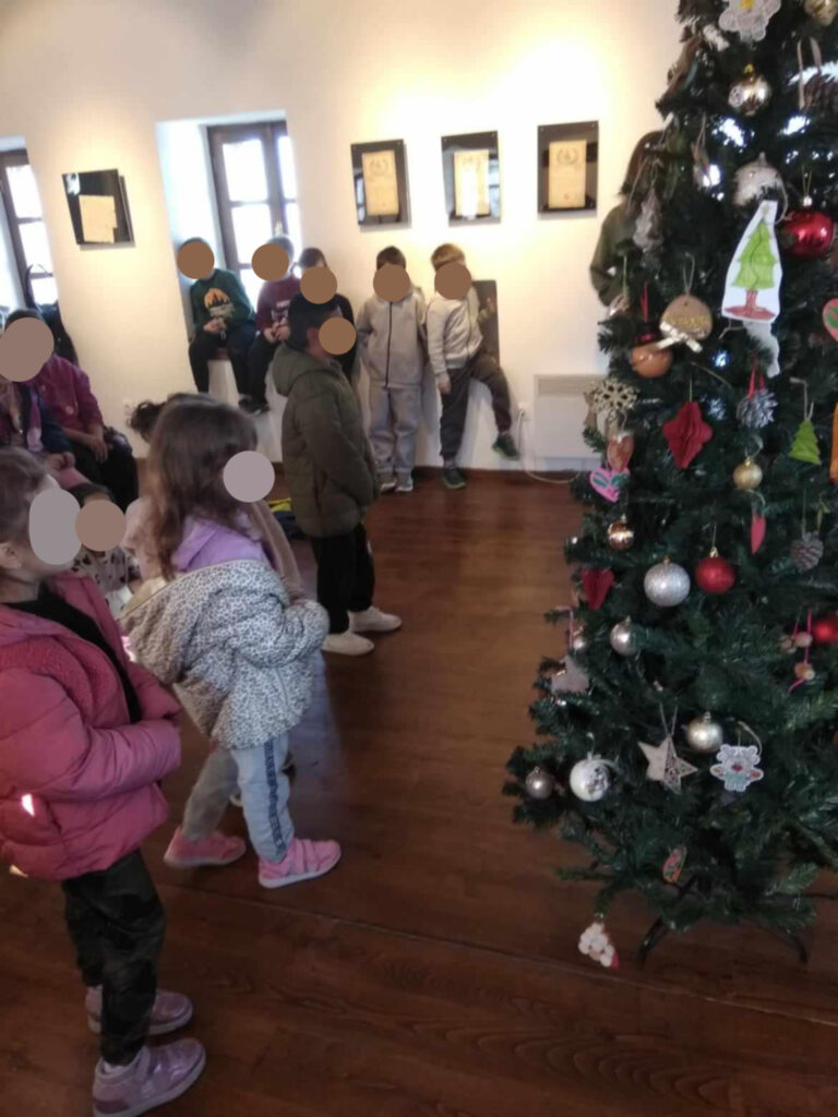 Φάρσαλα: Παιδιά στόλισαν το «Χριστουγεννιάτικο δέντρο της αρχαιότητας», την Ειρεσιώνη, στον Πύργο Καραμίχου