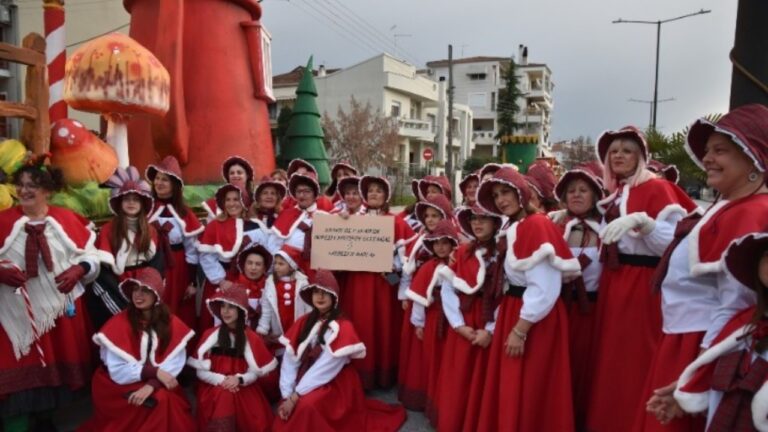 Λάρισα: Το φαντασμαγορικό Christmas Parade παρουσία πλήθους κόσμου