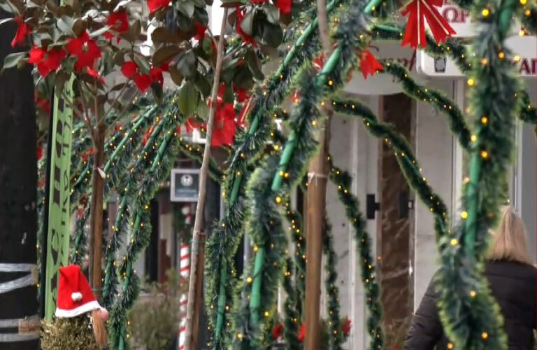 Ορεστιάδα: Έμποροι στόλισαν μόνοι τους τα πεζοδρόμια έξω από τα καταστήματα