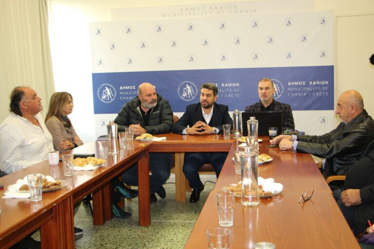 Χανιά: Σύσκεψη για το νέο χρηματοδοτικό πλαίσιο διαχείρισης απορριμμάτων στο Δημαρχείο