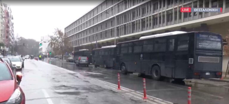 Θεσσαλονίκη: Ένταση έξω από τα δικαστήρια κατά την προσαγωγή των χθεσινών συλληφθέντων