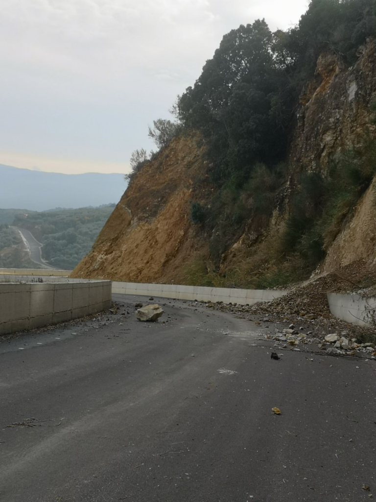 ΛΑ.ΣΥ. Θεσσαλίας: Να ληφθούν μέτρα για τις κατολισθήσεις βράχων στον δρόμο που ενώνει τα παράλια Λάρισας και Μαγνησίας