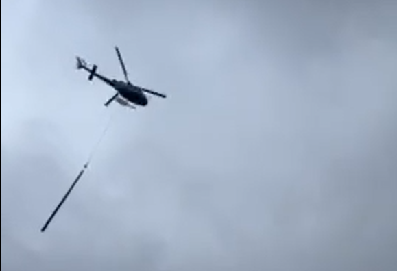 Χανιά: Με ελικόπτερο μεταφέρει στύλους ο ΔΕΔΔΗΕ για την αντικατάσταση του δικτύου (βίντεο-ηχητικό)