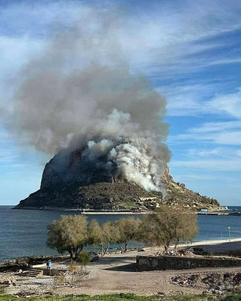 Έσβησε η πυρκαγιά που ξέσπασε στον βράχο της Μονεμβασιάς