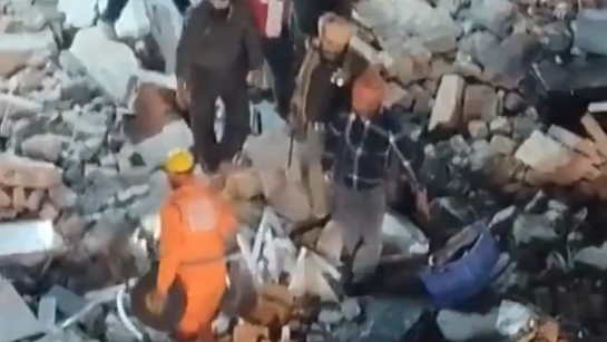 Ινδία: Κατάρρευση τριώροφου κτιρίου στην πολιτεία Παντζάμπ – Φόβοι για αρκετούς εγκλωβισμένους, μια γυναίκα ανασύρθηκε νεκρή